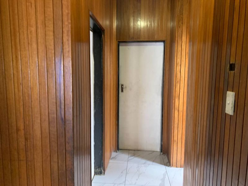 For Sale: Spacious 5-Bedroom House in Quiet Rosettenville Street - Photo 7