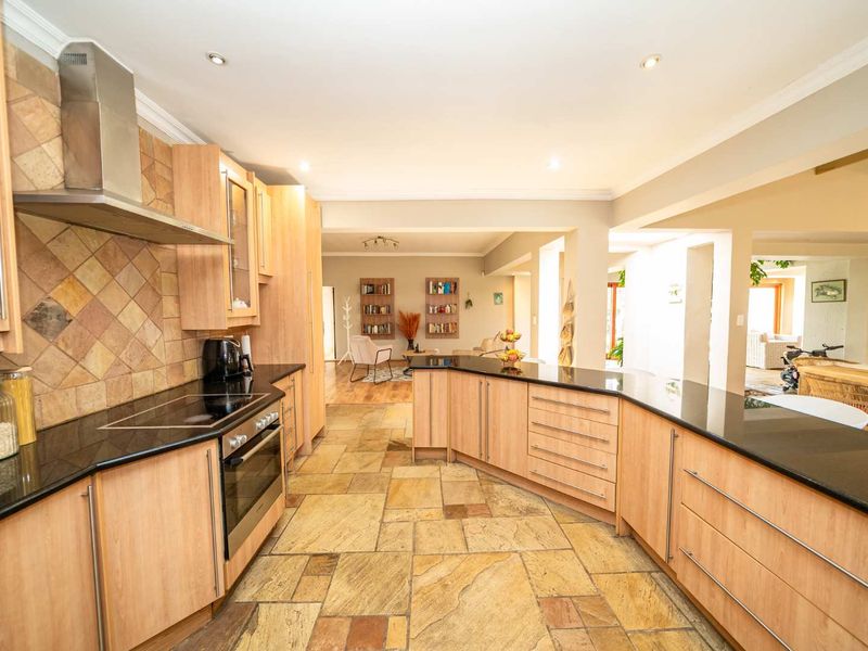 Architecturally Designed Indoor-Outdoor Family Home in Glen Marais - Photo 6