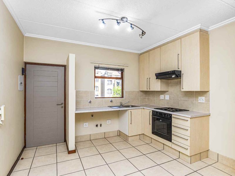 Charming 2 Bedroom Apartment in Secure Complex - Photo 3