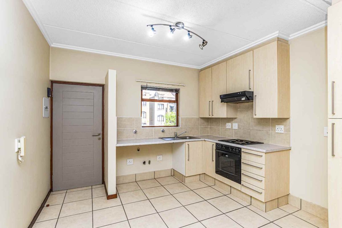 Charming 2 Bedroom Apartment in Secure Complex - Photo 3