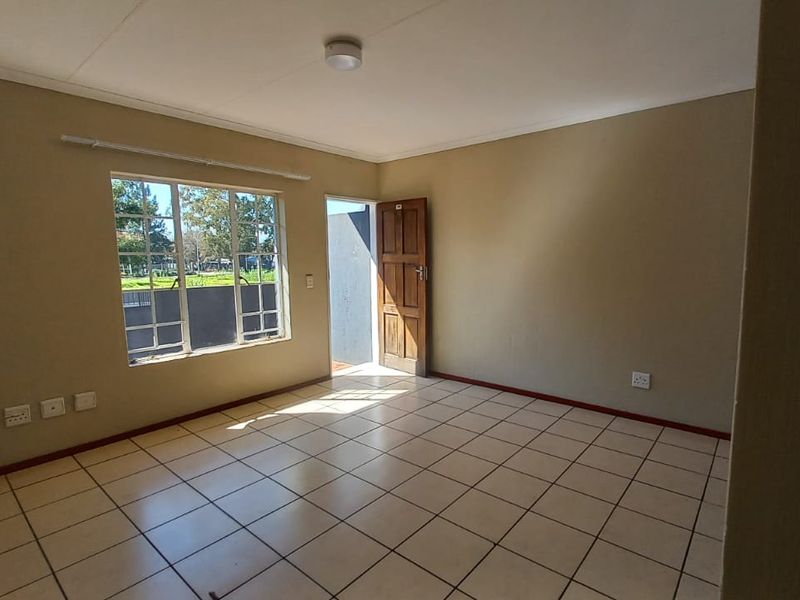 24 hour security complex, 2 bedroom spacious unit in Comet on first floor - Photo 10