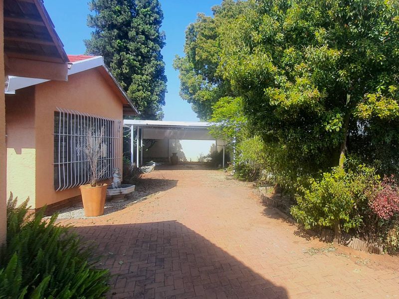 Lovely 5 bedroom family home with a study and entertainment area - Photo 2