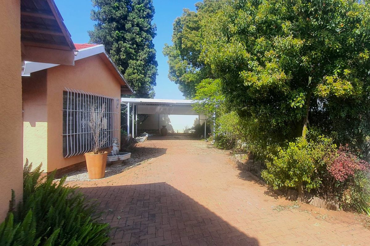 Lovely 5 bedroom family home with a study and entertainment area - Photo 2