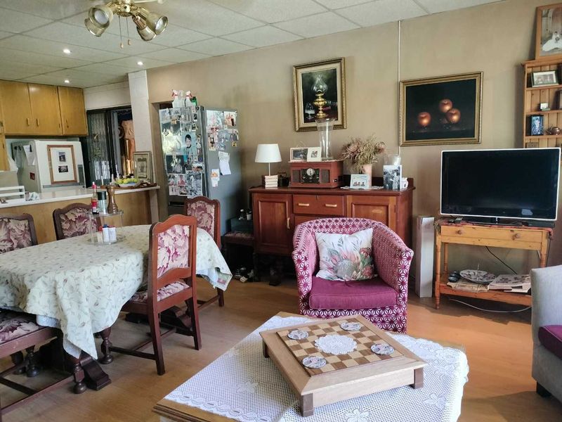 Family Home in Prime Location with limitess opportunties to expand and earn income - Photo 3