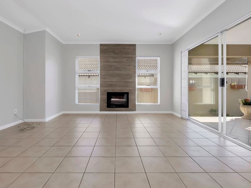 3 BEDROOM HOUSE FOR RENT IN CEDAR LAKES - Photo 4