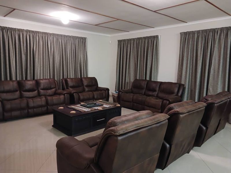 5-Bedroom house.on corner erf, priced to sell or nearest cash offer!!! - Photo 6