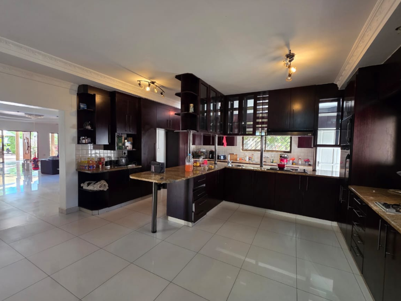 6-Bedroom House For Sale | Cimbebasia - Photo 7