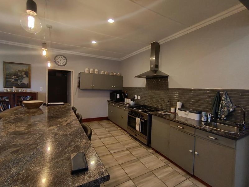 Spacious Living with Rental Income in Universitas - Photo 3