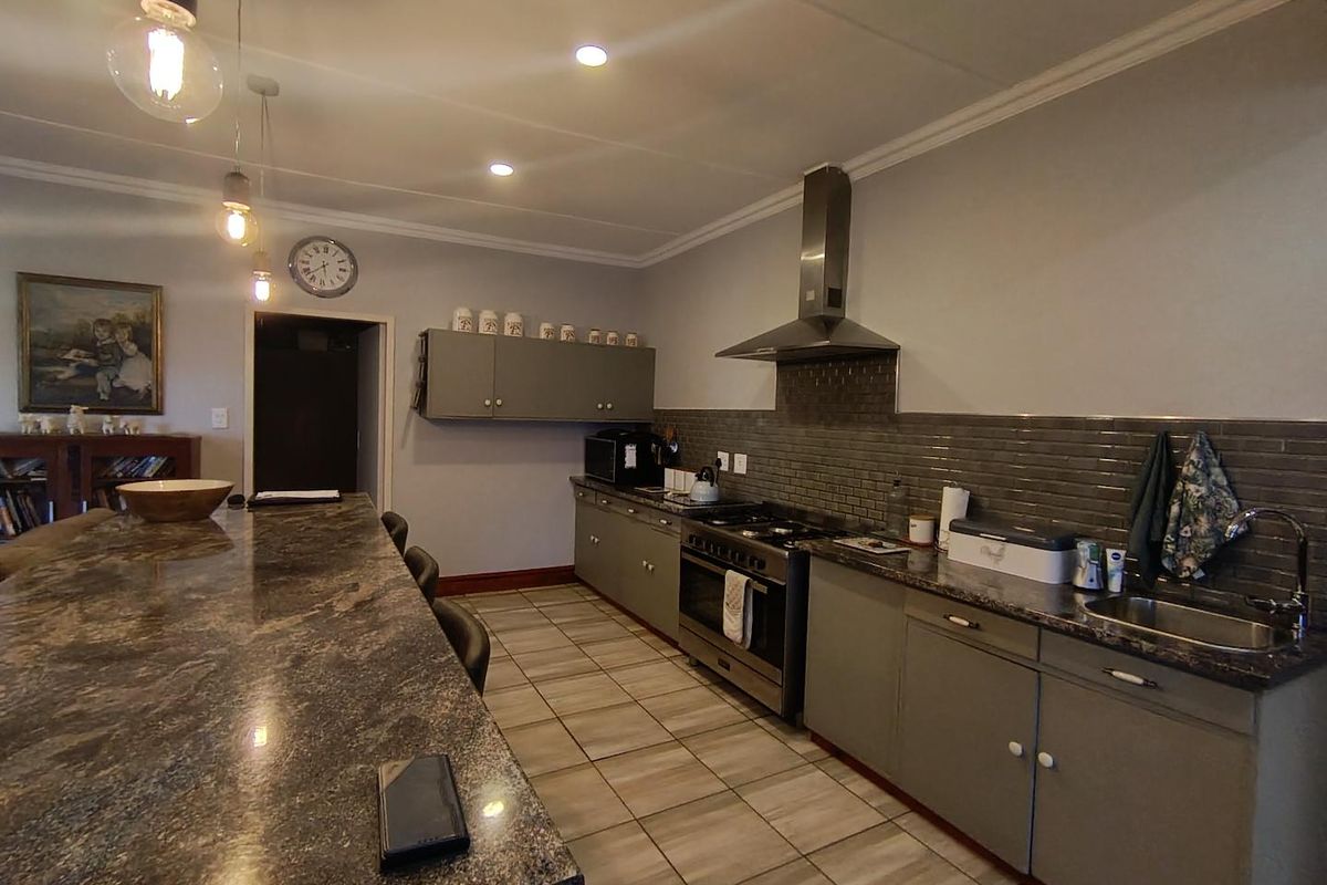 Spacious Living with Rental Income in Universitas - Photo 3