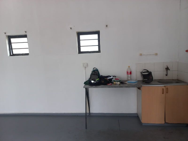 Position your business for success in this well-equipped industrial complex, designed to meet the demands of modern operations. - Photo 3