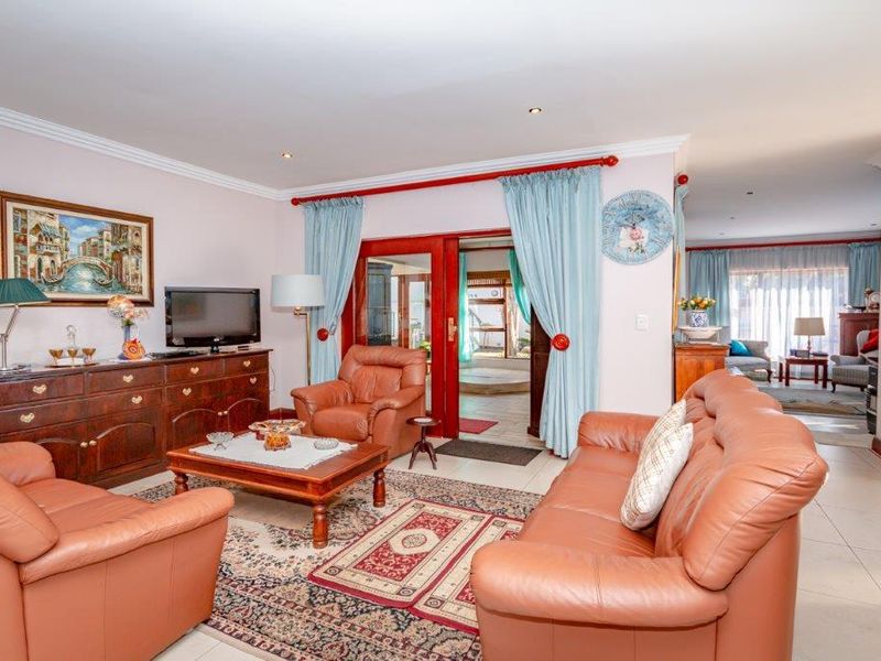 Centrally Located Gem: Luxury and Convenience Combined! - Photo 2