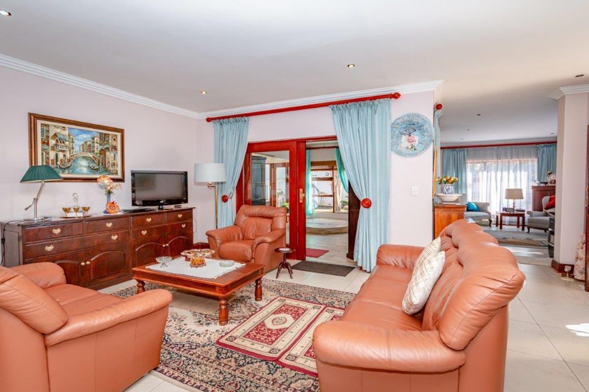 Centrally Located Gem: Luxury and Convenience Combined! - Photo 2