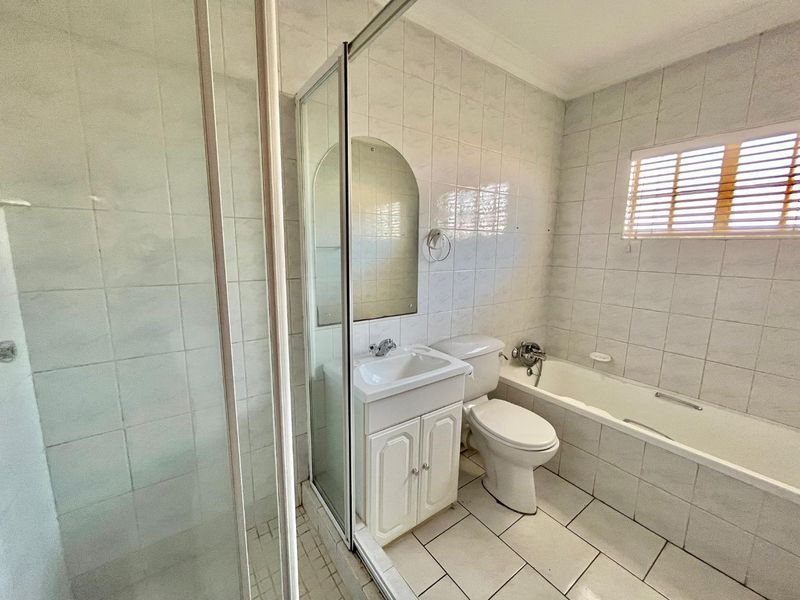 "Modern Two-Bedroom Flat Awaits: Secure, Stylish, and Move-In Ready - Photo 8