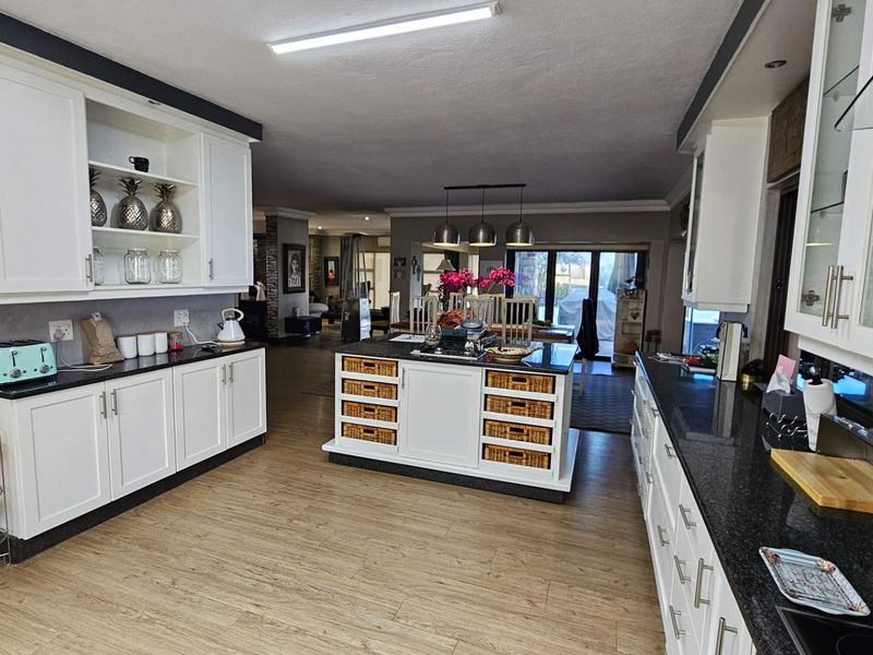 4 Bedroom Executive Family Home in Birdwood Estate - Photo 10