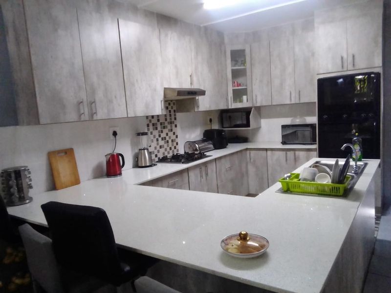 SPACIOUS, LOW-MAINTENANCE HOME WITH GRANNY FLAT IN A QUIET, FRIENDLY NEIGHBOURHOOD - Photo 8