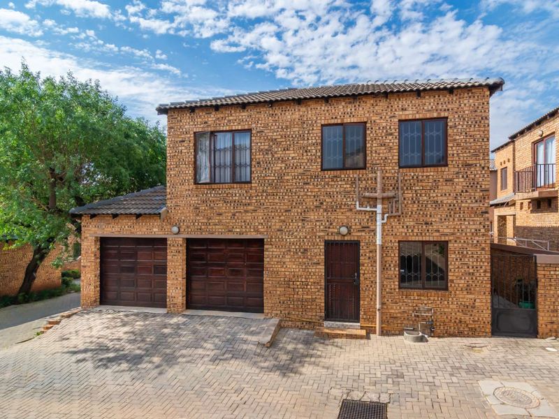 Stunning duplex townhouse For Sale in Willowbrook - Photo 6