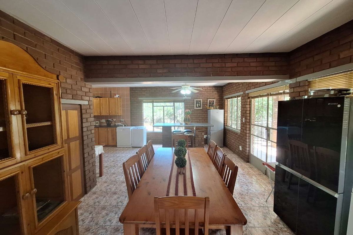 Spacious 4-bed Oasis with Stunning Mountain Views - Photo 5