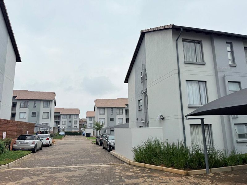 Elegant Living: 3-Bedroom Oasis in Octave Complex - Photo 3