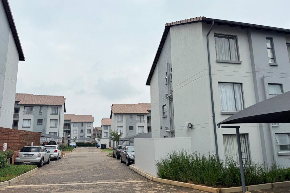 Elegant Living: 3-Bedroom Oasis in Octave Complex - Photo 3