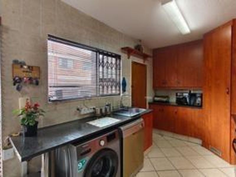 Secure Family Comfort in an Exclusive Tuscan-Style Estate - Photo 6