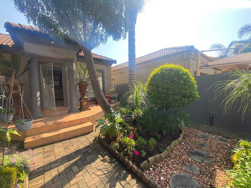 Three Bedroom House for Sale - Photo 2
