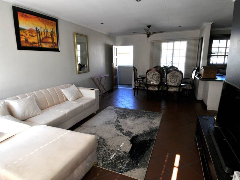 Modern 2-Bedroom, 2-Bathroom Apartment to rent in Erasmuskloof - Photo 4