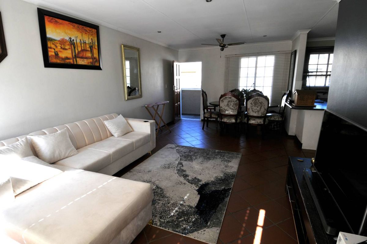 Modern 2-Bedroom, 2-Bathroom Apartment to rent in Erasmuskloof - Photo 4