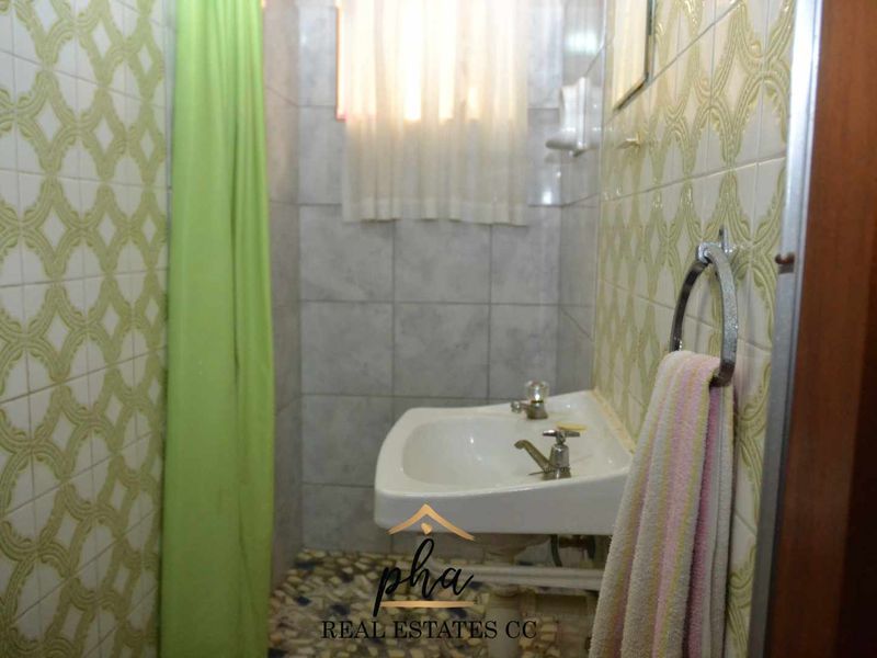 Immense house for sale with endless potential - Photo 10