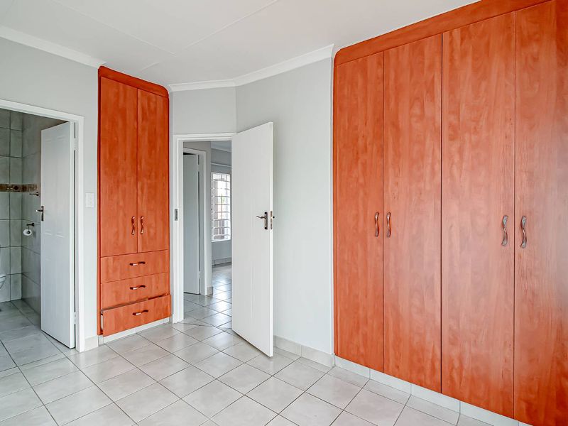 2 Bedroom 2 Bathroom Apartment - Photo 5