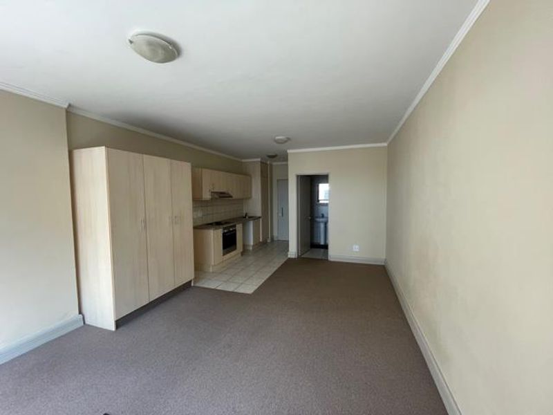 Unfurnished Studio, Wi fi included, pool & gym - Photo 6