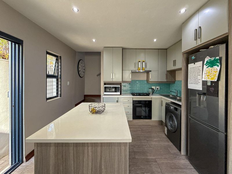 Boldly Modern. Brilliantly Located. Beautifully Secure | Upmarket 3 Bed Townhouse in Boomed Off Menlo Park - Photo 9