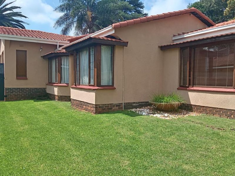 Large family home with pool in an enclose area - Photo 2