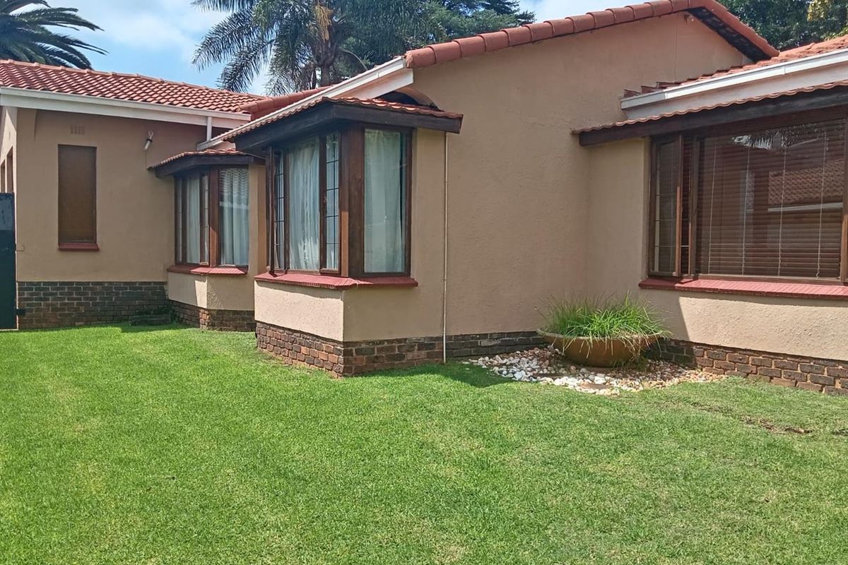 Large family home with pool in an enclose area - Photo 2