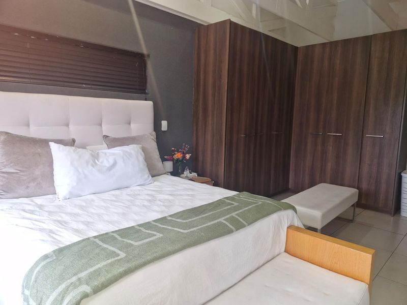 Top floor immaculate 2 Bedroom Apartment - Photo 8