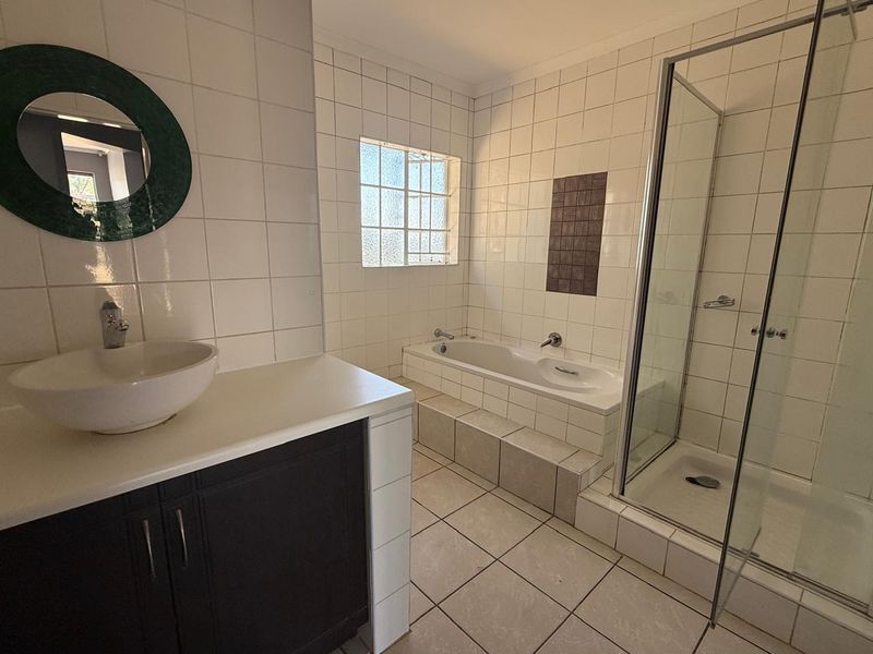 Spacious 4-Bedroom Family Home to rent in tranquil Rynfield AH - Photo 10