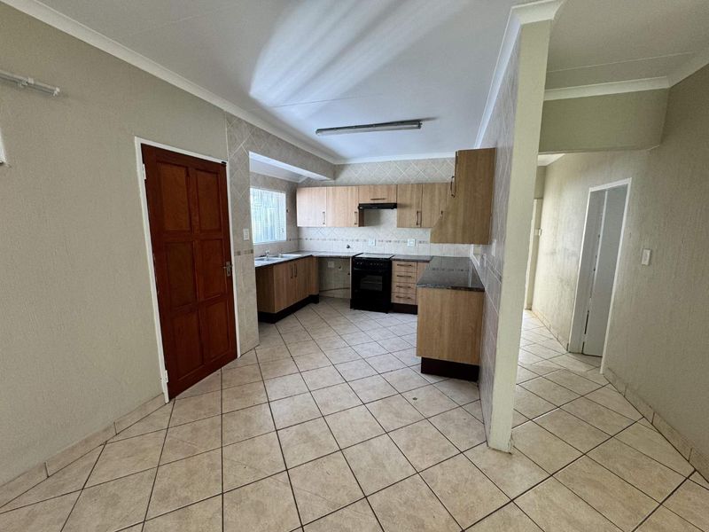 Spacious & Pet-Friendly 3 Bedroom Townhouse with Large Garden and Modern Comforts - Photo 4