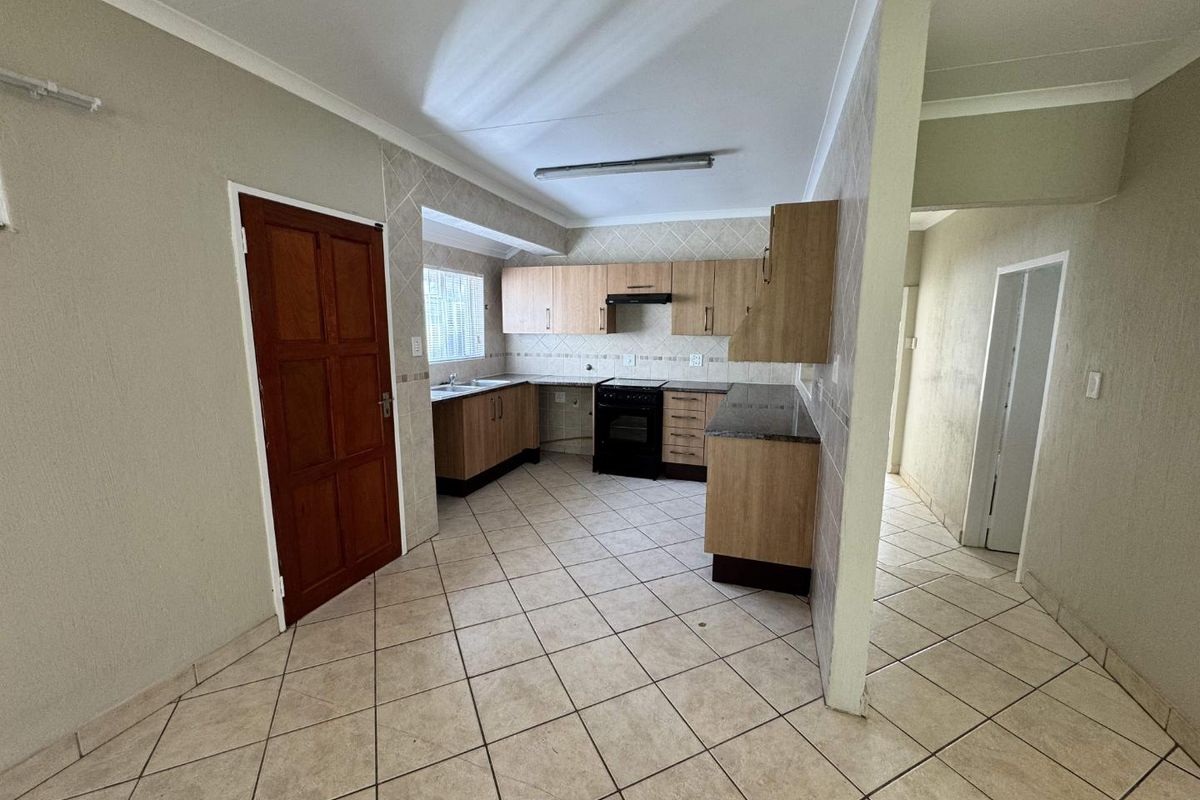 Spacious & Pet-Friendly 3 Bedroom Townhouse with Large Garden and Modern Comforts - Photo 4