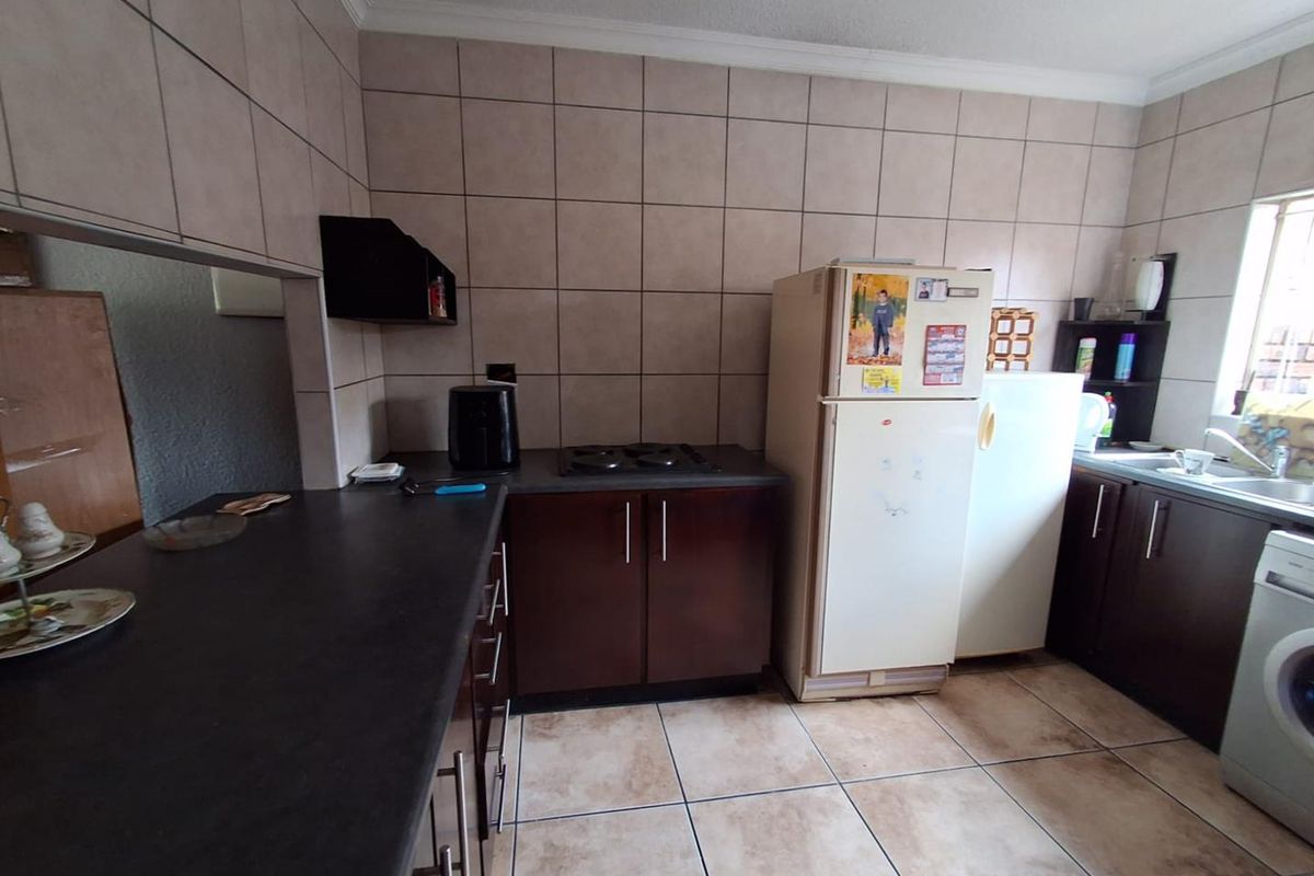 PET FRIENDLY TOWNHOUSE - BRACKENHURST - Photo 2