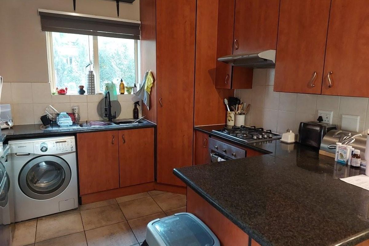 UPMARKET APARTMENT FOR SALE IN SECURITY COMPLEX IN FAERIE GLEN - Photo 5