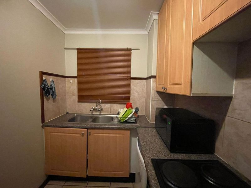 2 Bedroom Apartment with Balcony and 24-Hour Security - Photo 8