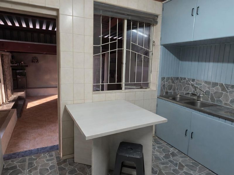 Spacious 3 Bedroom house with 1 bedroom Flatlet in Noordhoek - Photo 7