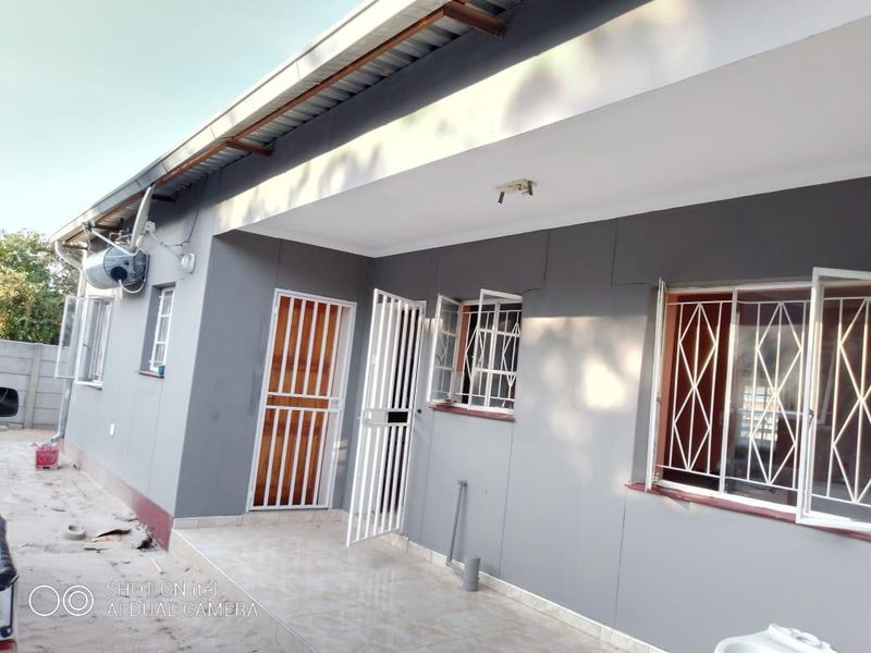 FOR SALE - 4 BEDROOM HOUSE WITH A SEPARATE  FLAT IN EENANA, NAMIBIA - Photo 10