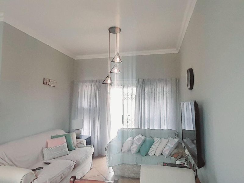 "Your Cozy Haven Awaits!" - Photo 2