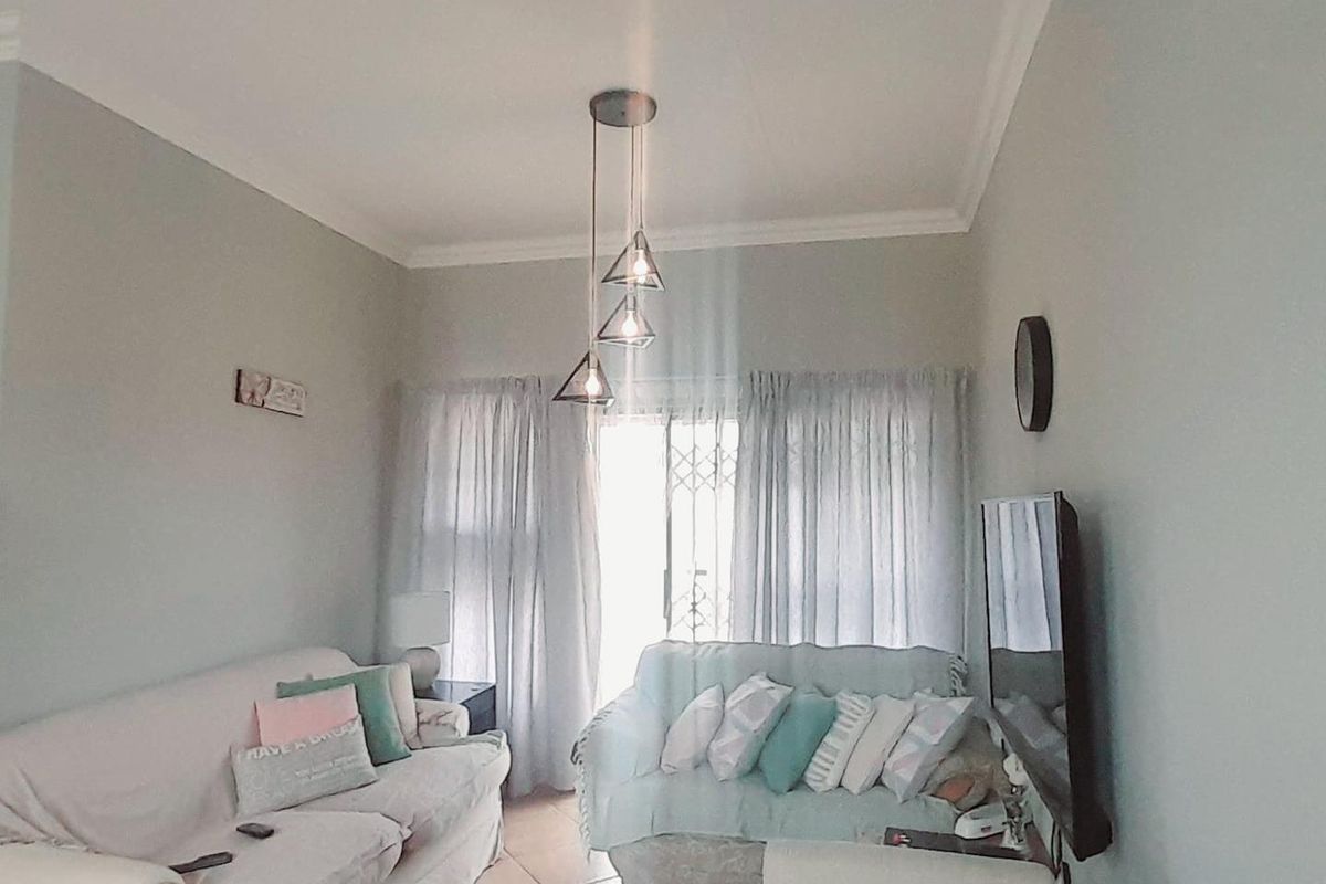 "Your Cozy Haven Awaits!" - Photo 2