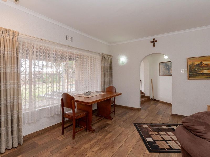 Spacious 4 Bedroom House with Pool in Esther Park - Photo 4