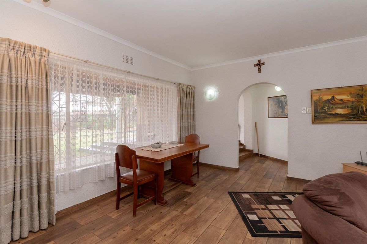 Spacious 4 Bedroom House with Pool in Esther Park - Photo 4