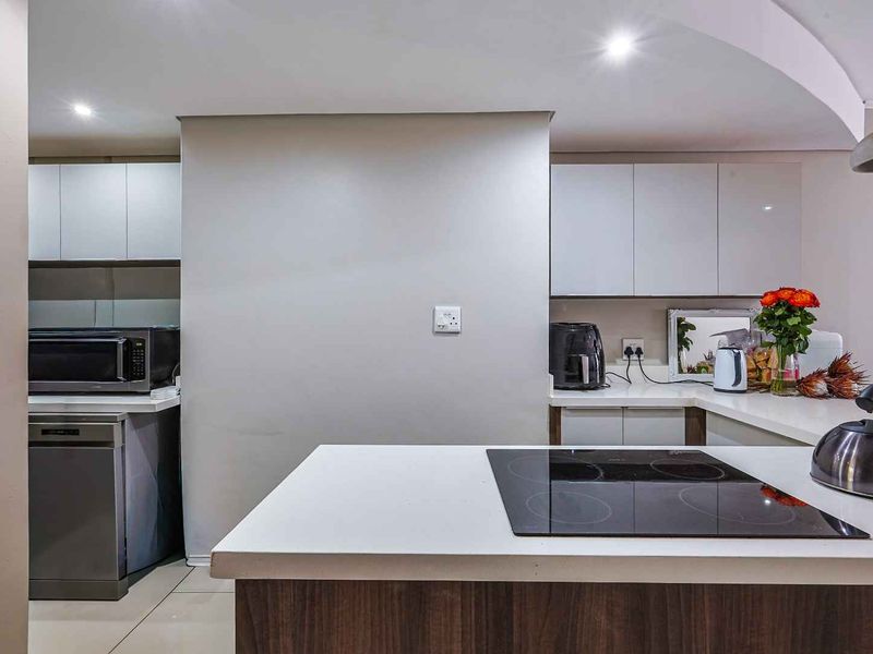 Modern 2-Bedroom Apartment with Rooftop Braai Area - Photo 6