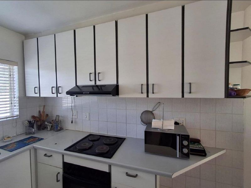 Secure 2-bedroom apartment in Halfway Gardens with garden - Photo 3