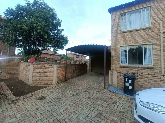 Property #2480372, Townhouse For Sale in Rooihuiskraal