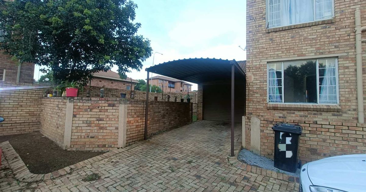 2 Bed Townhouse For Sale in Rooihuiskraal | MyProperty Africa